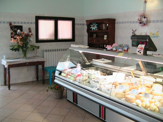 AGRIGELATERIA  FORMAGGIO in FATTORIA da TULLIO