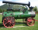 immagine di vecchio trattore a vapore..trattore della fattoria didattica con vecchi attrezzi agricoli..bambini sul trattore della fattoria