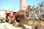 trebbiatrice con imballatrice d'epoca,vecchia imballatrice per cereali,mietitrebbia per cereali