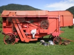 trebbiatrice antica,macchina per trebbiare il grano,trebbiatrice di una vecchia fattoria